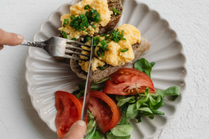 Can you reheat scrambled eggs